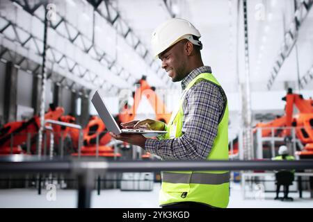 Arbeiter In Der Automobilfabrik Mit Laptop Stockfoto