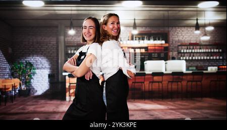 Restaurant Kellnerin Und Manager Porträt. Glückliche Mitarbeiter Im Coffee Shop Stockfoto