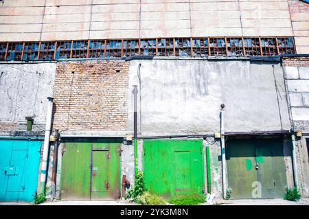 Alte private Autogaragen im Innenhof von urbanen fünfstöckigen Gebäuden. Hochwertige Fotos Stockfoto