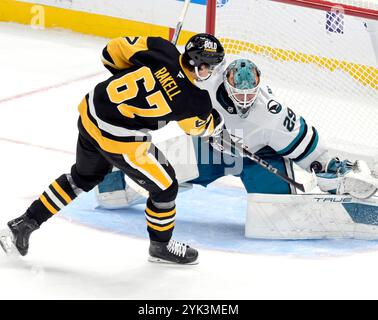 Der Torhüter Mackenzie Blackwood (29) der San Jose Sharks stoppt den Elfmeter-Schuss von Rickard Rakell (67) der Pittsburgh Penguins, nachdem er am Samstag, den 16. November 2024 in der PPG Paints Arena in Pittsburgh den Pens 4-3 gewonnen hatte. Foto von Archie Carpenter/UPI. Stockfoto