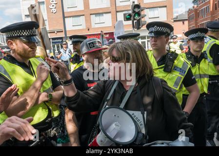 Maidenhead, Großbritannien. Juni 2017. Die Polizei umgibt Menschen mit Behinderungen gegen Schnitte Demonstranten, die eine Hauptstraße in die Stadt blockieren, um im Wahlkreis Theresa May&#8217 gegen die Tory-Regierung zu protestieren, die weltweit die erste Regierung, die der schweren und systematischen Menschenrechtsverletzungen von Behinderten durch die UNO für schuldig befunden wurde, und sagt ihnen, dass sie von der Straße gehen müssen. Paula Peters lässt die Polizei wissen, was sie von ihnen hält, nachdem sie sie mit der Verhaftung bedroht hat, damit sie von der Straße wegzieht. Die seit 2010 vorgenommenen Kürzungen hatten neunmal so viele Auswirkungen auf behinderte Menschen wie andere Stockfoto