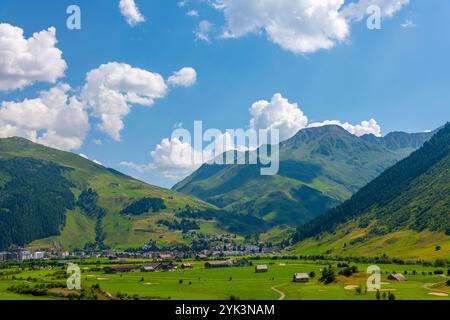 Wunderschöner Panoramablick über den Golfplatz mit Bergwelt und Bergtal an einem sonnigen Sommertag in Andermatt, URI, Schweiz. Stockfoto