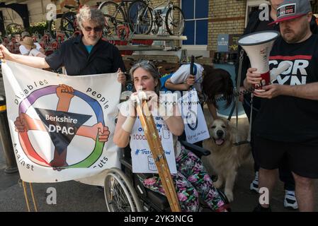 Maidenhead, Großbritannien. Juni 2017. Eine Frau aus Berkshire DPAC spricht am Bahnhof Maidenhead zu Beginn des Disabled People Against Cuts (DPAC)-Protestes in Theresa May&#8217;s Wahlkreis gegen die Tory-Regierung, die weltweit die erste der schweren und systematischen Verletzungen der Menschenrechte von Behinderten durch die UNO für schuldig befunden wurde. Die seit 2010 vorgenommenen Kürzungen hatten 9-mal so viele Auswirkungen auf Behinderte wie jede andere Gruppe, 19-mal mehr für diejenigen mit dem höchsten Unterstützungsbedarf. DPAC sagt, die Tory-Politik sei herzlos und verhungere, isoliere und töte schließlich Behinderte. Stockfoto