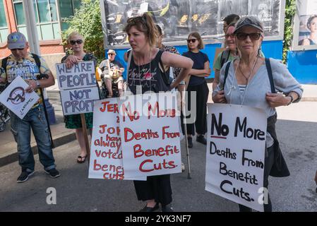 Maidenhead, Großbritannien. Juni 2017. Behinderte Menschen gegen Kürzungen (DPAC) Unterstützer am Bahnhof Maidenhead zu Beginn des Protests im Wahlkreis Theresa May&#8217 gegen die Tory-Regierung, die weltweit erste der schweren und systematischen Menschenrechtsverletzungen der Vereinten Nationen für schuldig befunden wurde. Die seit 2010 vorgenommenen Kürzungen hatten 9-mal so viele Auswirkungen auf Behinderte wie jede andere Gruppe, 19-mal mehr für diejenigen mit dem höchsten Unterstützungsbedarf. DPAC sagt, die Tory-Politik sei herzlos und verhungere, isoliere und töte schließlich Behinderte. Sie marschierten von t Stockfoto