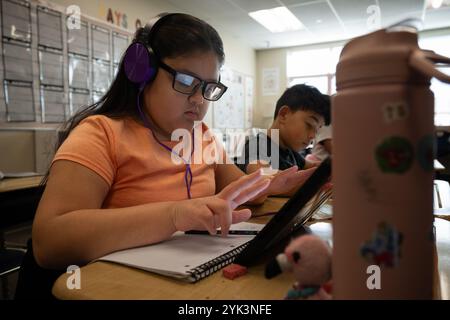 Schüler der 3. Klasse an der Northwest Elementary School arbeiten an einer Mathematikübung, Libanon, Pa., 17. Oktober 2024. Als Teil einer größeren Aktualisierung der Schulernährungsstandards, die Anfang dieses Jahres angekündigt wurde, machte das USDA es Schulen leichter, lokale Lebensmittel zu kaufen. Ab diesem Schuljahr (2024-2025) hat das USDA eine politische Änderung eingeführt, die es Schulen erlaubt, Lebensmittel vor Ort anzubauen, aufzuziehen oder zu fangen, wenn sie ihre Essensangebote kaufen. Die kürzlich angekündigte Investition in Höhe von 500 Millionen Dollar in lokale Lebensmittel für Schulen wird Schulen ermutigen, diese neue Option für lokale Käufe zu nutzen. Um Mitarbeiter zu unterstützen Stockfoto