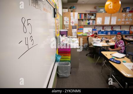 Schüler der 3. Klasse an der Northwest Elementary School arbeiten an einer Mathematikübung, Libanon, Pa., 17. Oktober 2024. Als Teil einer größeren Aktualisierung der Schulernährungsstandards, die Anfang dieses Jahres angekündigt wurde, machte das USDA es Schulen leichter, lokale Lebensmittel zu kaufen. Ab diesem Schuljahr (2024-2025) hat das USDA eine politische Änderung eingeführt, die es Schulen erlaubt, Lebensmittel vor Ort anzubauen, aufzuziehen oder zu fangen, wenn sie ihre Essensangebote kaufen. Die kürzlich angekündigte Investition in Höhe von 500 Millionen Dollar in lokale Lebensmittel für Schulen wird Schulen ermutigen, diese neue Option für lokale Käufe zu nutzen. Um Mitarbeiter zu unterstützen Stockfoto