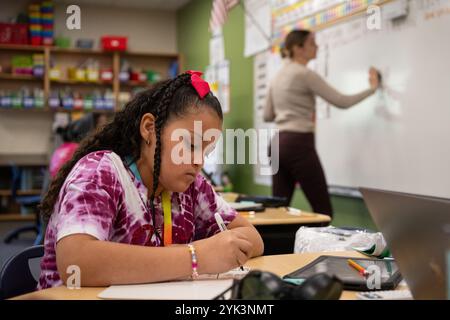 Schüler der 3. Klasse an der Northwest Elementary School arbeiten an einer Mathematikübung, Libanon, Pa., 17. Oktober 2024. Als Teil einer größeren Aktualisierung der Schulernährungsstandards, die Anfang dieses Jahres angekündigt wurde, machte das USDA es Schulen leichter, lokale Lebensmittel zu kaufen. Ab diesem Schuljahr (2024-2025) hat das USDA eine politische Änderung eingeführt, die es Schulen erlaubt, Lebensmittel vor Ort anzubauen, aufzuziehen oder zu fangen, wenn sie ihre Essensangebote kaufen. Die kürzlich angekündigte Investition in Höhe von 500 Millionen Dollar in lokale Lebensmittel für Schulen wird Schulen ermutigen, diese neue Option für lokale Käufe zu nutzen. Um Mitarbeiter zu unterstützen Stockfoto