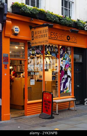 LONDON, Großbritannien - 6. NOVEMBER 2024: Außenansicht des Reckless Records Vinyl-Shops in Berwick Street, Soho Stockfoto