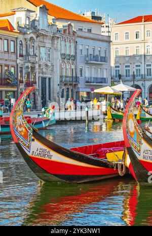 Moliceiro-Boote, die auf dem Hauptkanal Aveiro, Aveiro, Portugal, schwimmen Stockfoto