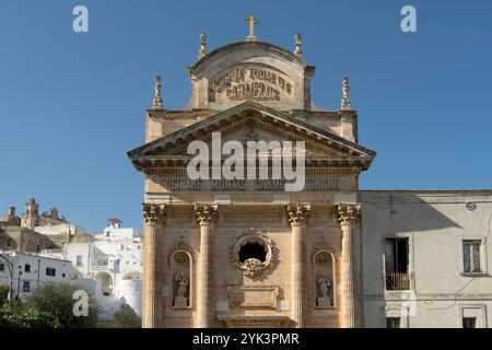 Die Kirche Santa Maria Vergine del Monte Carmelo, oder kürzer die Kirche Carmine, ist eine wunderschöne Kirche in Ostuni, Italien, in der Nähe des Südens Stockfoto