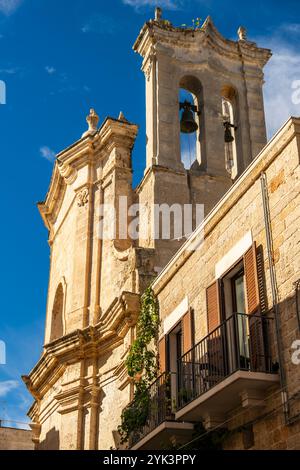 Kirchturm in Polignano a Mare, Apulien, Italien. Stockfoto