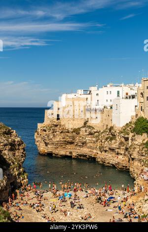 Blick auf Cala Monachile oder Lama Monachile von der römischen Brücke hinter der Bucht Polignano a Mare, Apulien, Italien. Stockfoto