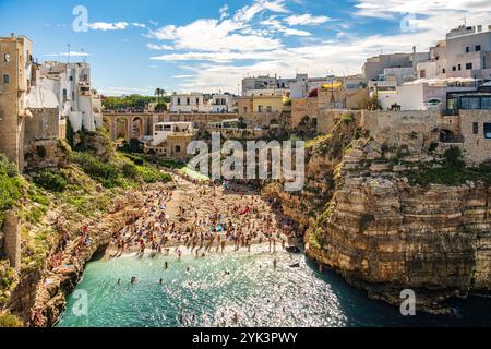 Blick auf Cala Monachile oder Lama Monachile mit der römischen Brücke hinter der Bucht Polignano a Mare, Apulien, Italien. Stockfoto