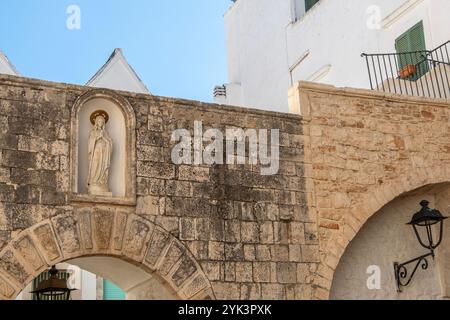 Kleine Madonna-Statue in Locorotondo, Apulien, Italien. Stockfoto
