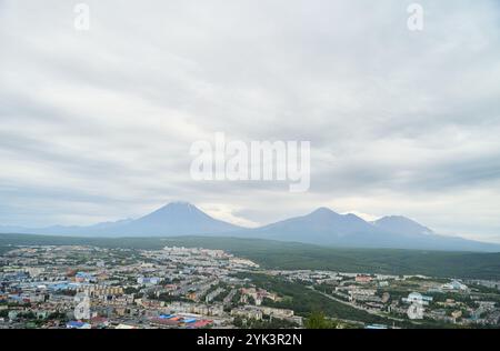 Petropavlovsk-Kamtschatski aus der Vogelperspektive. Erleben Sie den atemberaubenden Blick auf das urbane Gebiet, der durch eine majestätische Bergkulisse verstärkt wird Stockfoto