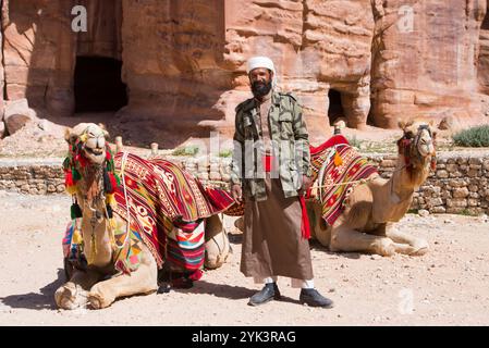 Beduinen vorschlagend des Balades à dos de Chameau aux touristes, sur le Site historique et archéologique de la cité nabatéenne de Petra, Patrimoine mondi Stockfoto