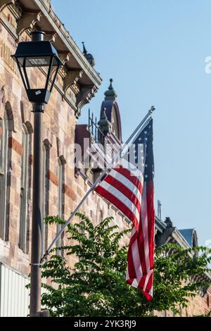 Flagge der Vereinigten Staaten. Die Nationalflagge der Vereinigten Staaten, oft auch als amerikanische Flagge oder US-Flagge bezeichnet, besteht aus dreizehn horizontalen Streifen, die im Wechsel rot und weiß sind, mit einem blauen Rechteck im Kanton, das fünfzig kleine, weiße, fünfzackige Sterne in neun horizontalen Reihen zeigt, in denen Reihen von sechs Sternen mit Reihen von fünf Sternen abwechseln. Die 50 Sterne auf der Flagge repräsentieren die 50 US-bundesstaaten und die 13 Streifen repräsentieren die 13 britischen Kolonien, die im Amerikanischen Unabhängigkeitskrieg die Unabhängigkeit von Großbritannien erlangten. Stockfoto