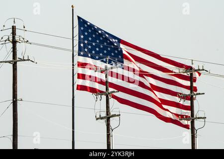 Flagge der Vereinigten Staaten. Die Nationalflagge der Vereinigten Staaten, oft auch als amerikanische Flagge oder US-Flagge bezeichnet, besteht aus dreizehn horizontalen Streifen, die im Wechsel rot und weiß sind, mit einem blauen Rechteck im Kanton, das fünfzig kleine, weiße, fünfzackige Sterne in neun horizontalen Reihen zeigt, in denen Reihen von sechs Sternen mit Reihen von fünf Sternen abwechseln. Die 50 Sterne auf der Flagge repräsentieren die 50 US-bundesstaaten und die 13 Streifen repräsentieren die 13 britischen Kolonien, die im Amerikanischen Unabhängigkeitskrieg die Unabhängigkeit von Großbritannien erlangten. Stockfoto