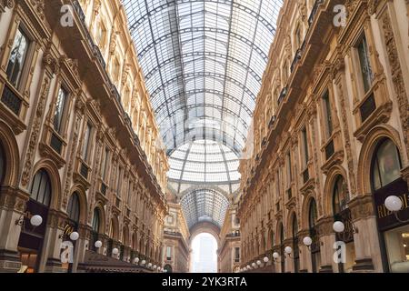 Mailand, Italien - 15. Februar 2023: Innenansicht der Galleria Victor Emanuele II auf der Piazza del Duomo Stockfoto