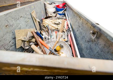 Stahlkiste, Container und Werkzeugkasten mit vielen verschiedenen Werkzeugen wurden im Lkw-Anhänger auf der Baustelle platziert. Stockfoto