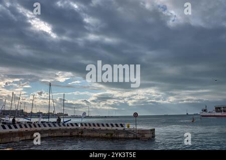 Triest,Italy;Oktober,10,2024: Der Hafen von Triest, Italien, unter einem dramatisch bewölkten Himmel. Der Hafen, ein wichtiger Drehkreuz für maritime Aktivitäten, zeigt Stockfoto