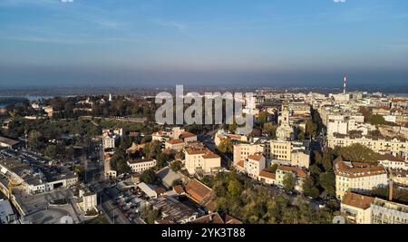 Antike Stadthäuser in Belgrad aus der Vogelperspektive. Dicht besiedeltes Stadtgebiet mit Häuserlandschaft. Stockfoto