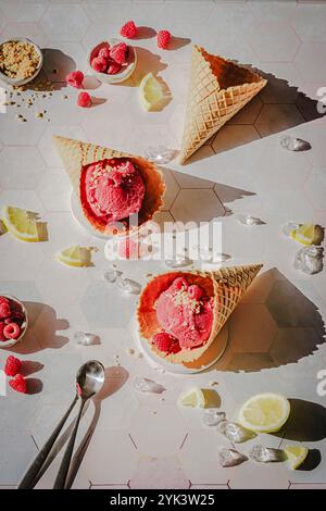 Himbeereis in Waffeln mit frischen Himbeeren und Nüssen Stockfoto