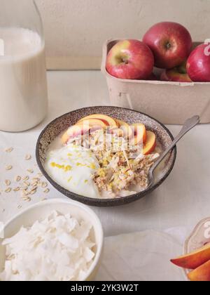 Nachthafer mit Joghurt, frischer Nektarine und Himbeeren Stockfoto