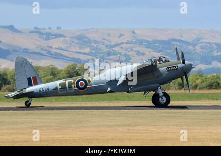 De Havilland DH.98 Mosquito Kampfflugzeug aus dem Zweiten Weltkrieg auf der Wings Over Wairarapa Airshow, Hood Aerodrome, Masterton, Neuseeland. Auf der Start- und Landebahn Stockfoto