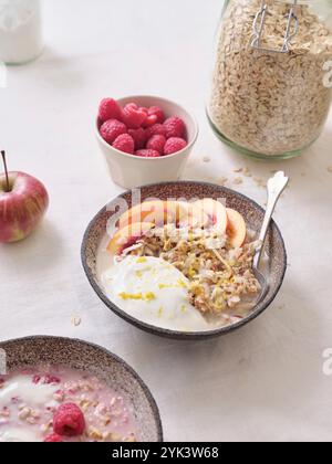 Nachthafer mit Joghurt, frischer Nektarine und Himbeeren Stockfoto