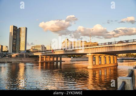 Moskau, Russland - 30.07.2022: Novoarbatsky-Brücke über den Moskwa-Fluss im Sonnenlicht Stockfoto