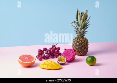 Zusammensetzung von tropischen Früchten mit Ananas, Drachenfrucht, Grapefruit, Passionsfrucht, Limette, Mango Stockfoto