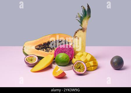 Stillleben tropischer Früchte wie Ananas, Papaya, Passionsfrüchte und Drachenfrüchte Stockfoto
