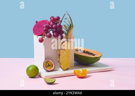 Tropische Früchte: Ananas, Papaya, Drachenfrüchte, Trauben und Limetten Stockfoto