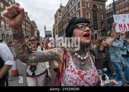 London, Großbritannien. Mai 2017. Mehrere tausend Menschen ziehen durch London von einer Kundgebung am Cavendish Square zu einer anderen in der Downing Street, um Theresa May zu sagen, dass die Öffentlichkeit gegen eine Abstimmung im Parlament über das Gesetz zur Fuchsjagd ist. Umfragen zeigen, dass mehr als 80 % der Bevölkerung in Städten und ländlichen Gebieten gegen die Aufhebung des Verbots sind und viele würden strengere Maßnahmen und eine ordnungsgemäße Durchsetzung des Verbots von 2004 befürworten. Unter denen, die sprachen und marschierten, war Prof. Andrew King von der Tierschutzpartei, der gegen Theresa May in Maidenhead steht. Stockfoto