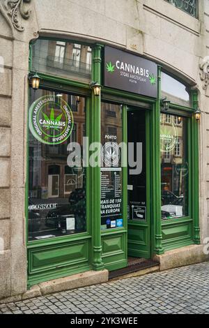 Porto, Portugal - 27. Dezember 2022: Eine Cannabis-Ladenfront mit auffälligem grünem Besatz und stilvollem Logo Stockfoto