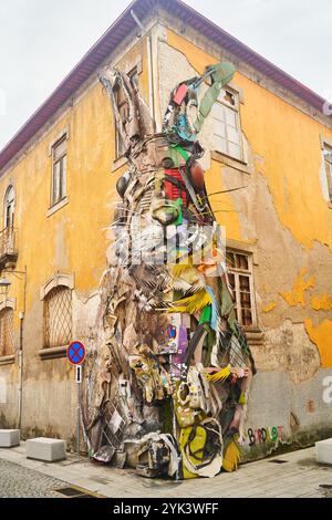 Porto, Portugal - 25.12.2022: Vila Nova de Gaia, Portugal. Riesige, kaninchenförmige Skulptur in einer der Straßen des Hafens Stockfoto