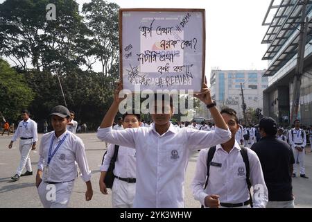 Dhaka, Dhaka, Bangladesch. November 2024. Am 17. November 2024 protestierten Studenten der Dhaka Residential Model School und des College auf der Mirpur Road, forderten eine Änderung des Lotteriezulassungssystems und setzten sich für Verdiensteinnahmen ein. Die Demonstration dauerte 3 bis 4 Stunden und verursachte schwere Verkehrsstaus auf beiden Straßenseiten. Der Protest endete schließlich, und die Studenten kehrten nach Zusicherungen des College-Direktors, der leitenden Behörden, in ihre Klassen zurück. (Kreditbild: © Rubel Karmaker/ZUMA Press Wire) NUR REDAKTIONELLE VERWENDUNG! Nicht für kommerzielle ZWECKE! Stockfoto