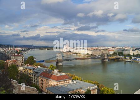 Budapest, Ungarn - 28. Oktober 2022: Erleben Sie den atemberaubenden Blick auf die atemberaubende Donau, die durch Budapest fließt Stockfoto