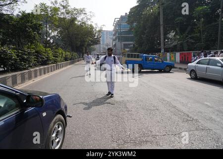 Dhaka, Dhaka, Bangladesch. November 2024. Am 17. November 2024 protestierten Studenten der Dhaka Residential Model School und des College auf der Mirpur Road, forderten eine Änderung des Lotteriezulassungssystems und setzten sich für Verdiensteinnahmen ein. Die Demonstration dauerte 3 bis 4 Stunden und verursachte schwere Verkehrsstaus auf beiden Straßenseiten. Der Protest endete schließlich, und die Studenten kehrten nach Zusicherungen des College-Direktors, der leitenden Behörden, in ihre Klassen zurück. (Kreditbild: © Rubel Karmaker/ZUMA Press Wire) NUR REDAKTIONELLE VERWENDUNG! Nicht für kommerzielle ZWECKE! Stockfoto