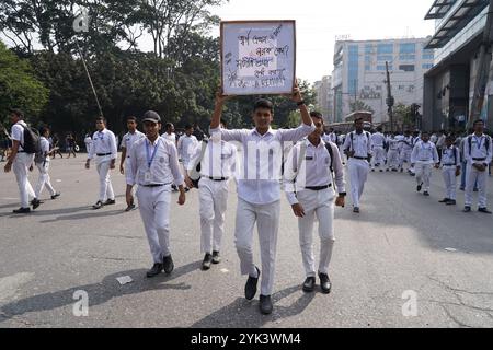 Dhaka, Dhaka, Bangladesch. November 2024. Am 17. November 2024 protestierten Studenten der Dhaka Residential Model School und des College auf der Mirpur Road, forderten eine Änderung des Lotteriezulassungssystems und setzten sich für Verdiensteinnahmen ein. Die Demonstration dauerte 3 bis 4 Stunden und verursachte schwere Verkehrsstaus auf beiden Straßenseiten. Der Protest endete schließlich, und die Studenten kehrten nach Zusicherungen des College-Direktors, der leitenden Behörden, in ihre Klassen zurück. (Kreditbild: © Rubel Karmaker/ZUMA Press Wire) NUR REDAKTIONELLE VERWENDUNG! Nicht für kommerzielle ZWECKE! Stockfoto