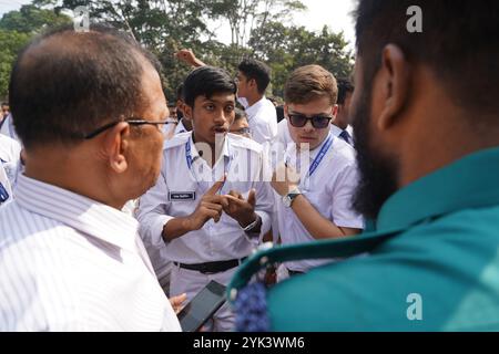 Dhaka, Dhaka, Bangladesch. November 2024. Am 17. November 2024 protestierten Studenten der Dhaka Residential Model School und des College auf der Mirpur Road, forderten eine Änderung des Lotteriezulassungssystems und setzten sich für Verdiensteinnahmen ein. Die Demonstration dauerte 3 bis 4 Stunden und verursachte schwere Verkehrsstaus auf beiden Straßenseiten. Der Protest endete schließlich, und die Studenten kehrten nach Zusicherungen des College-Direktors, der leitenden Behörden, in ihre Klassen zurück. (Kreditbild: © Rubel Karmaker/ZUMA Press Wire) NUR REDAKTIONELLE VERWENDUNG! Nicht für kommerzielle ZWECKE! Stockfoto