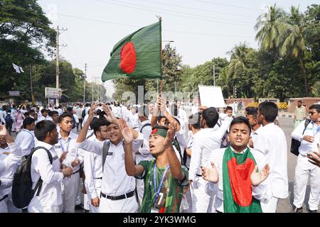 Dhaka, Dhaka, Bangladesch. November 2024. Am 17. November 2024 protestierten Studenten der Dhaka Residential Model School und des College auf der Mirpur Road, forderten eine Änderung des Lotteriezulassungssystems und setzten sich für Verdiensteinnahmen ein. Die Demonstration dauerte 3 bis 4 Stunden und verursachte schwere Verkehrsstaus auf beiden Straßenseiten. Der Protest endete schließlich, und die Studenten kehrten nach Zusicherungen des College-Direktors, der leitenden Behörden, in ihre Klassen zurück. (Kreditbild: © Rubel Karmaker/ZUMA Press Wire) NUR REDAKTIONELLE VERWENDUNG! Nicht für kommerzielle ZWECKE! Stockfoto