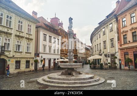 Ljubljana, Slowenien - 10. Oktober 2022: Alter Platz mit Brunnen im Zentrum von Ljubljana Stockfoto