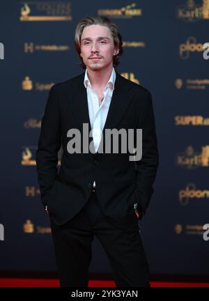 Leipzig, Deutschland. November 2024. Der Musiker Yaris Maffay bei der Preisverleihung „Golden Hen“. Der Publikumspreis wird zum 30. Mal auf einer TV-Gala in Leipzig verliehen. Quelle: Hendrik Schmidt/dpa/Alamy Live News Stockfoto