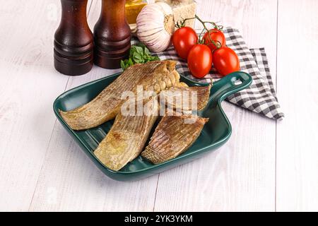 Gebackene Stachelrochen mit Öl und Gewürzen Stockfoto