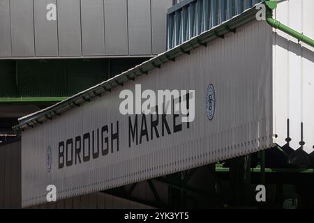 LONDON, UK - 03. AUGUST 2013: Schild für Borough Food and Farmers Market Stockfoto