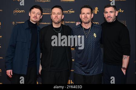 Leipzig, Deutschland. November 2024. Die deutsche Band Revolverheld bei der Medienpreisverleihung Goldene Henne. Der Publikumspreis wird zum 30. Mal auf einer TV-Gala in Leipzig verliehen. Quelle: Hendrik Schmidt/dpa/Alamy Live News Stockfoto