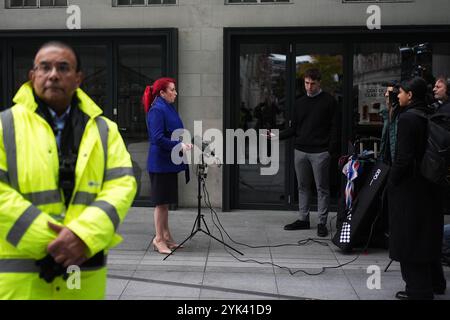 Verkehrsministerin Louise Haigh sprach vor den Medien im BBC Broadcasting House in London, bevor sie am Sonntag mit Laura Kuenssberg in der Sendung BBC One zu aktuellen Angelegenheiten auftrat. Bilddatum: Sonntag, 17. November 2024. Stockfoto