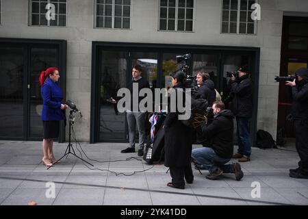 Verkehrsministerin Louise Haigh sprach vor den Medien im BBC Broadcasting House in London, bevor sie am Sonntag mit Laura Kuenssberg in der Sendung BBC One zu aktuellen Angelegenheiten auftrat. Bilddatum: Sonntag, 17. November 2024. Stockfoto